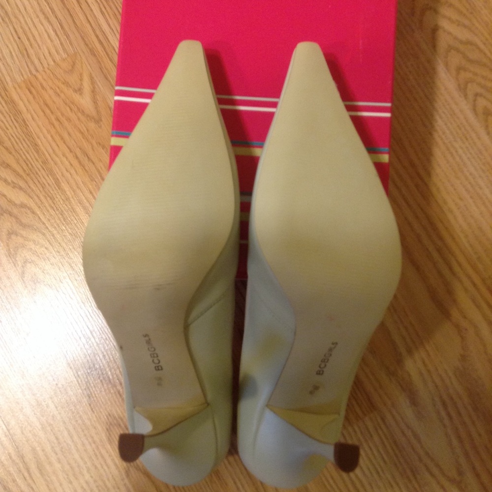 BCBGirls Pumps Heels. Cream/Wheat/Neutral color. NEW!  Unique cut! - Picture 8 of 8